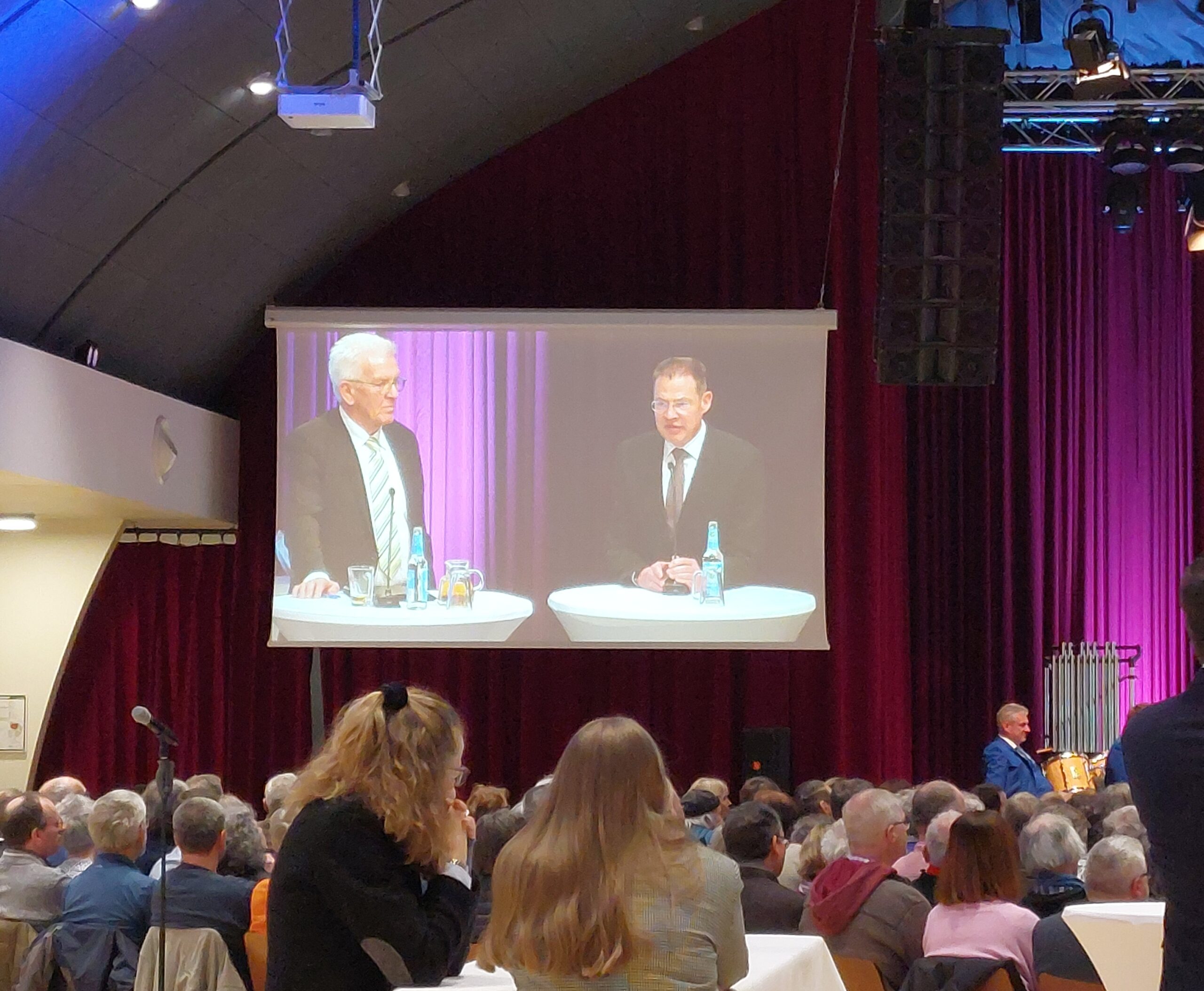 Ministerpräsident Winfried Kretschmann und Landrat Heiner Scheffold stellen sich den Fragen der Bürger. Was sich auf der Bühne tat, wurde auf Großbildschirme übertragen. Foto: H2-Wandel