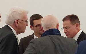 Hatten auch am Rande des Fachgesprächs in Blaubeuren viel zu bereden: Ministerpräsident Winfried Kretschmann (links) und Landrat Heiner Scheffold (rechts). Foto: H2-Wandel