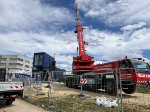 Der rote Kran hievte Gasturbine und Elektrolyseur in den Energiepark. Foto: H2-Wandel