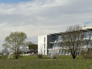 Das THU-Gebäude mit nebenstehendem Ladepark für E-Mobilität. Foto: H2-Wandel