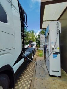 Ein Lkw wird an der Wasserstofftankstelle beim ZSW in Ulm betankt. Über den Aufbau einer Wasserstofftankstelle informiert das WBZU.Foto: WBZU