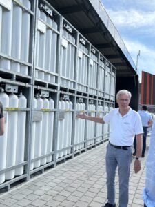 In 300 Flaschen wird der Wasserstoff gespeichert - für die Zeiten der Dunkelflaute, also für den Winter. Foto: Karen Emler/H2-Wandel