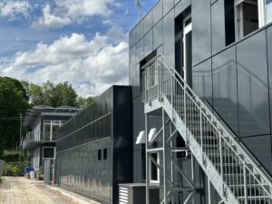 So schön kann eine Fassade mit Photovoltaikelementen aussehen. Foto: Karen Emler/H2-Wandel