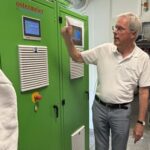 Norbert Unterharnscheidt zeigt seinen Besuchern seine Elektrolyseanlage. Foto: Karen Emler/H2-Wandel