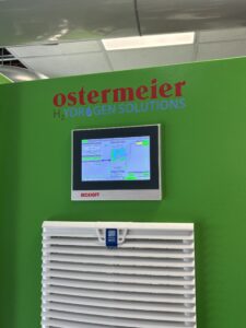 Blick auf den Elektrolyseur., hier wird dank Sonnenenergie grüner Wasserstoff produziert. Foto: Karen Emler/H2-Wandel