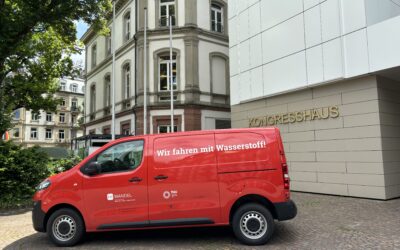 Mit rotem Topmodel in Baden-Baden unterwegs