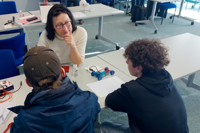 Wasserstofflotsin Dr. Karin Jury im Einsatz im Rahmen eines Schülerprojekttags im Januar 2026 mit dem Chemieleistungskurs des Ulmer Albert-Einstein-Gymnasiums. Foto: Dr. Jürgen Kotter