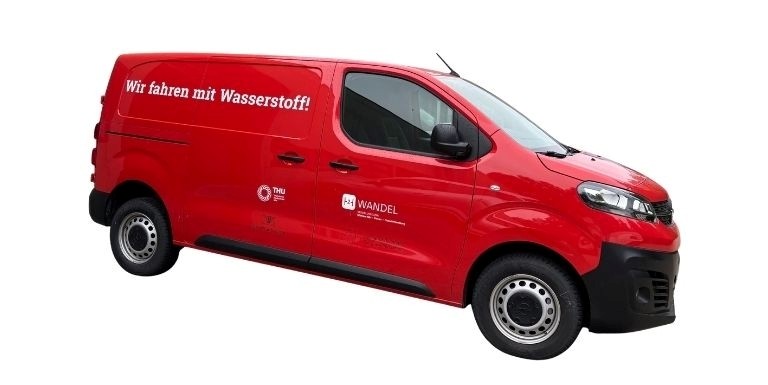 Die THU hatte sich ein leichtes Brennstoffzellen-Nutzfahrzeug, einen Opel Vivaro Hydrogen, als Testfahrzeug beschafft. Anschließend wurden reale Fahr- und Lastprofile untersucht und mit Blick auf typische Anwendungen im Handwerk ausgewertet. Dabei geht es neben der Reichweite auch um Standzeiten und zusätzliche Verbraucher, etwa hydraulische Arbeitsgeräte.
Bildquelle: H2-Wandel